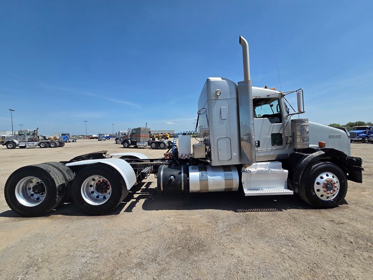 2012-kenworth-t800-image-4