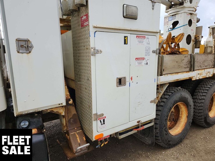 2011-freightliner-m2-106-image-39