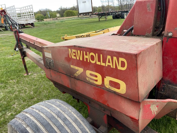 #1033-•-hew-holland-790-chopper-with-hay-head-image-9