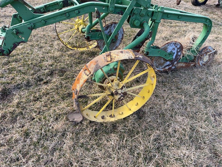 john-deere-pull-type-two-bottom-plow-image-9