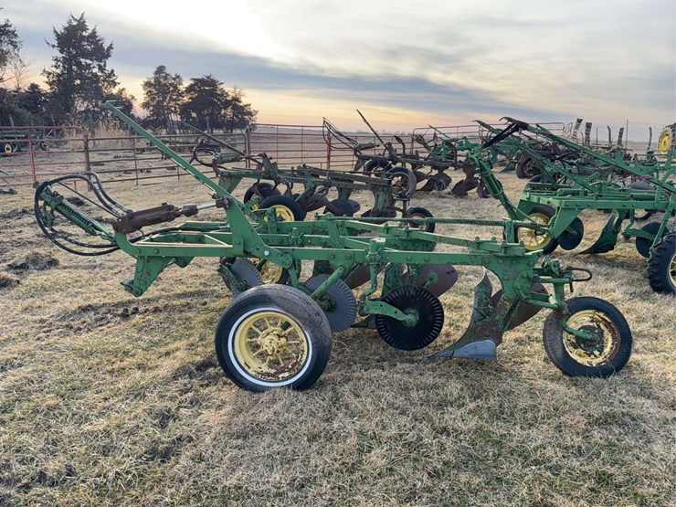 john-deere-pull-type-three-bottom-plow-image-6