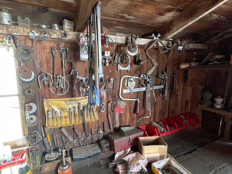 #2334-•-content-of-workbench-image-5
