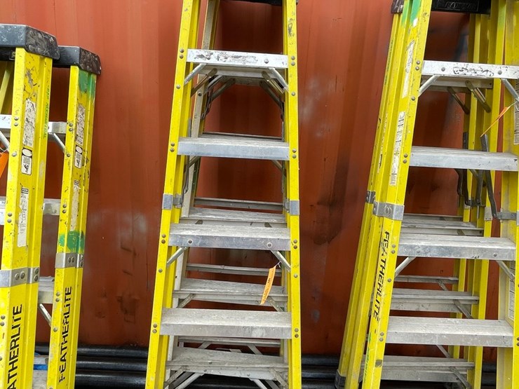 #1156-•-(2)-fiberglass-step-ladders-image-2