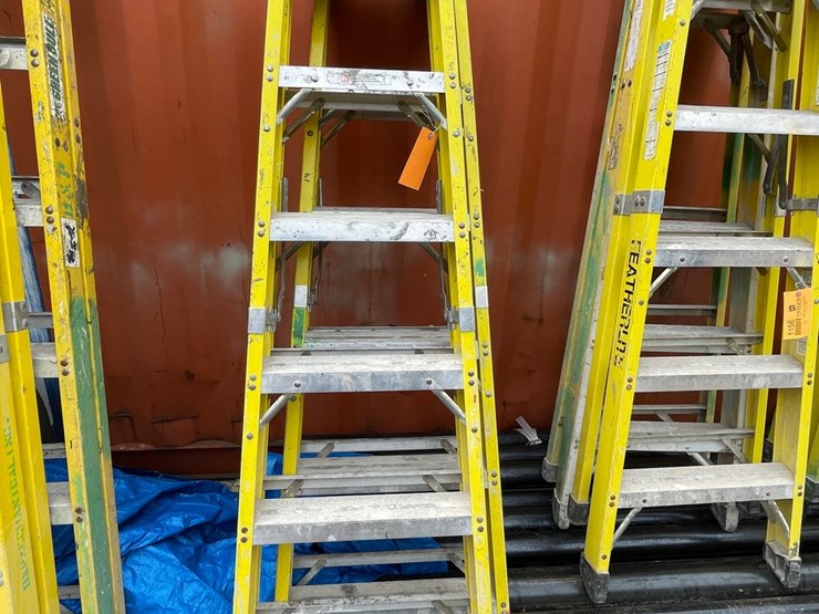 #1157-•-(2)-fiberglass-step-ladders-image-2