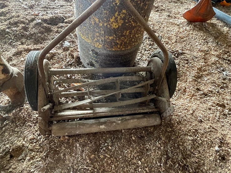 #2289-•-rotary-mower,-hand-pump,-and-26"-barrel-image-10