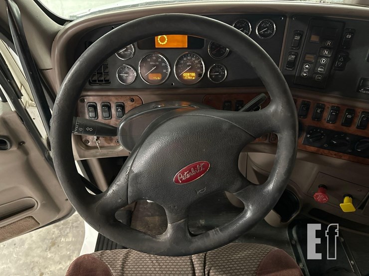 2012-peterbilt-587-image-15