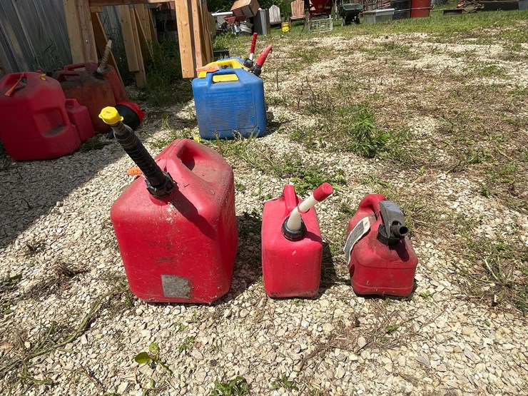 #3341-•-(3)-poly-gas-cans-image-1