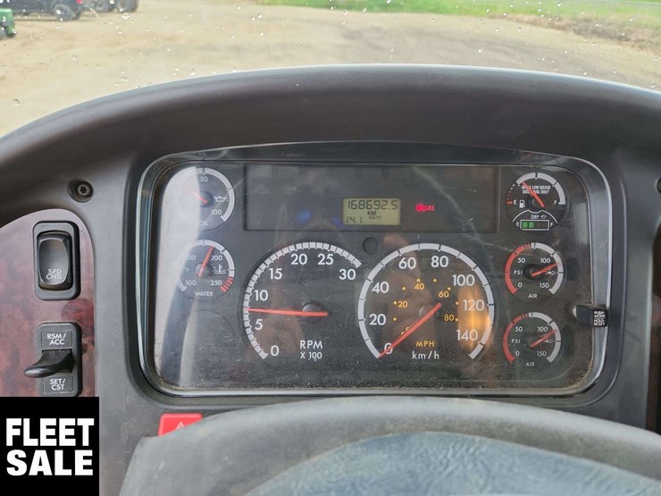 2011-freightliner-m2-106-image-19