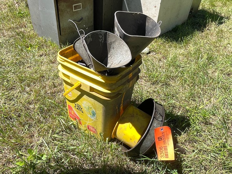 #3306-•-assortment-of-metal-and-plastic-funnels-image-3