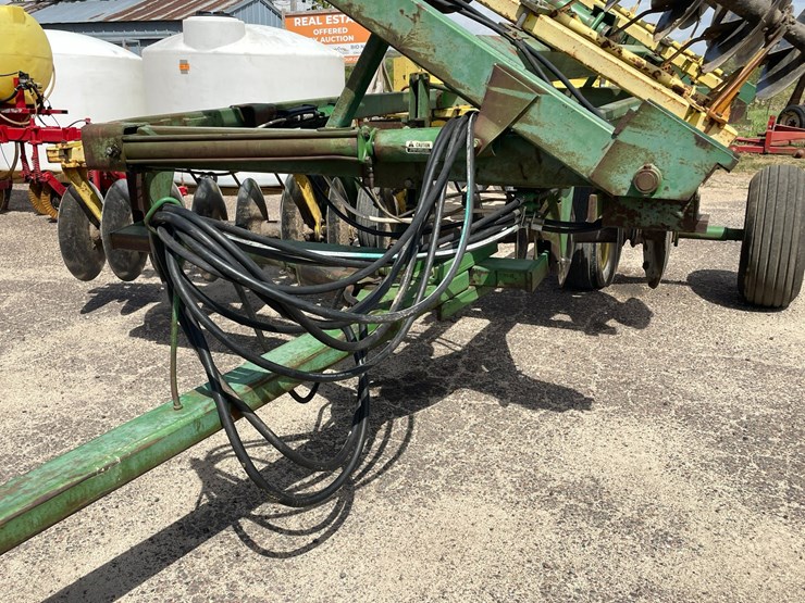 john-deere-220-image-22