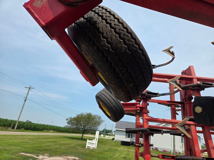 44'-sunflower-5055-44-field-cultivator-image-13
