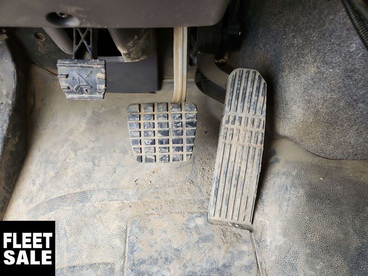 2011-freightliner-m2-106-image-24