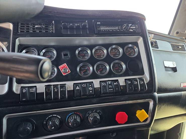 2015-kenworth-t800-image-10