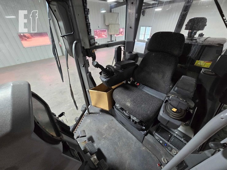 2010-caterpillar-120m-image-13