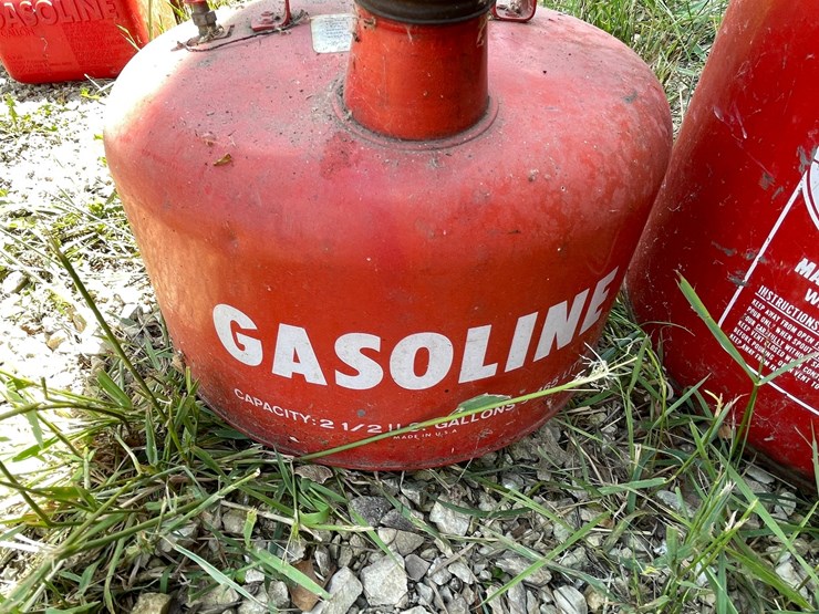 #3346-•-(2)-metal-gas-cans-image-9