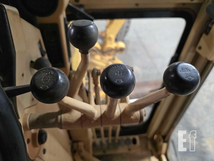 2003-caterpillar-12h-image-17