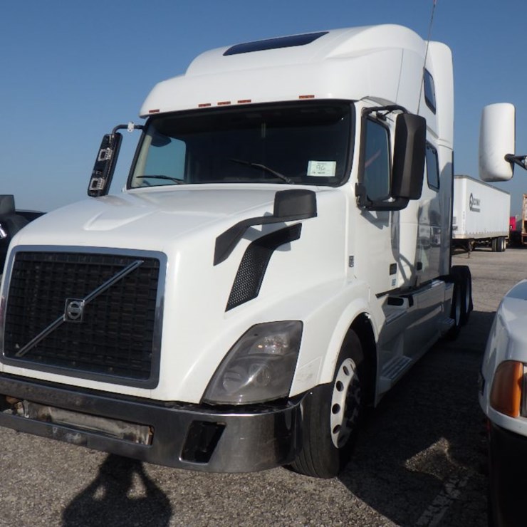 2016 VOLVO VNL780