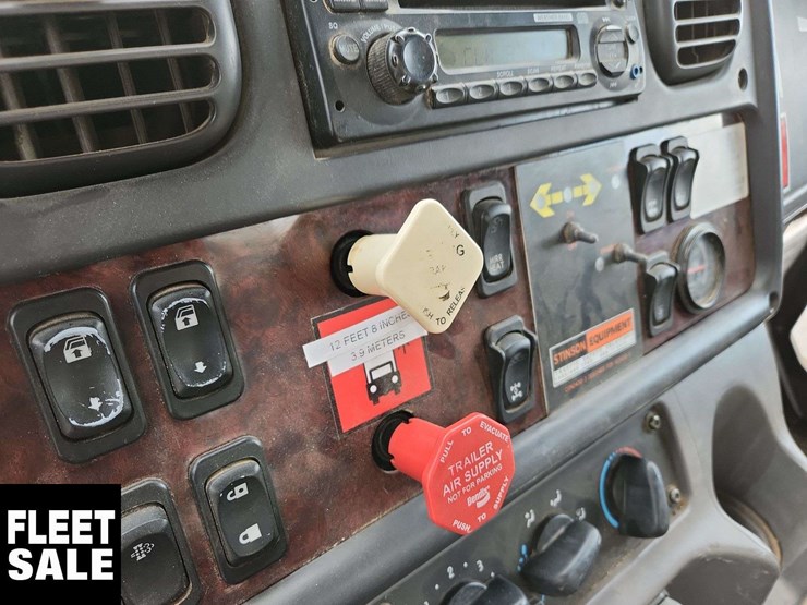 2011-freightliner-m2-106-image-21