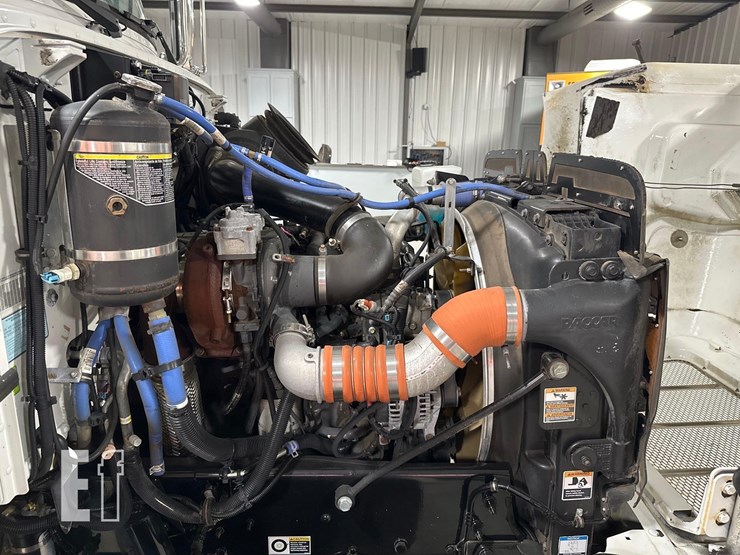 2015-peterbilt-337-image-26