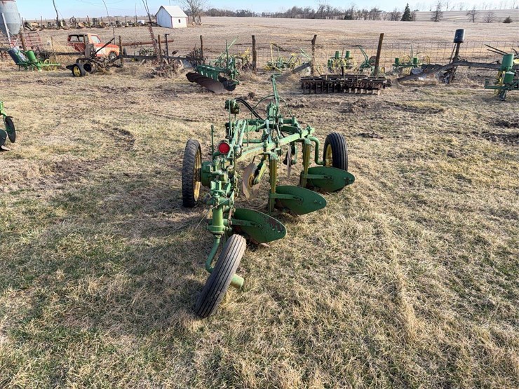 john-deere-pull-type-three-bottom-plow-image-4