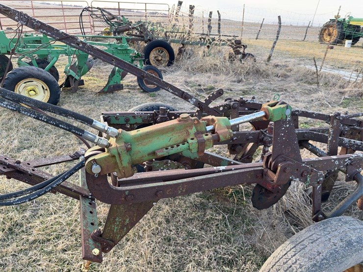 john-deere-pull-type-three-bottom-plow-image-11