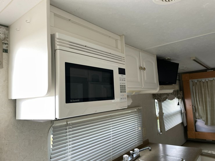 #1036-•-2003-keystone-bunkhouse-26'-camper-(has-wi-title)-image-22