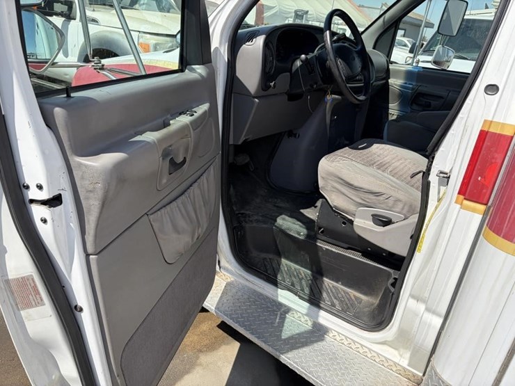 2000-ford-e350-image-19