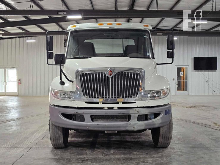 2017-international-durastar-4400-image-7