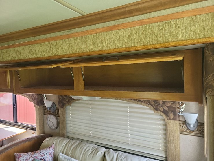 2003-fleetwood-bounder-39z-class-a-motorhome-on-freightliner-chassis-image-44