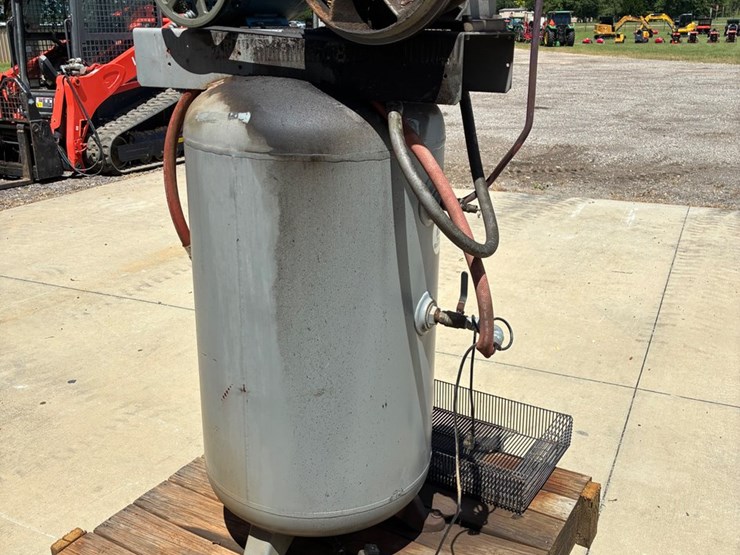 #9935-•-ingersoll-rand-t30-air-compressor-image-3