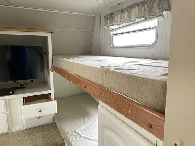 #1036-•-2003-keystone-bunkhouse-26'-camper-(has-wi-title)-image-10