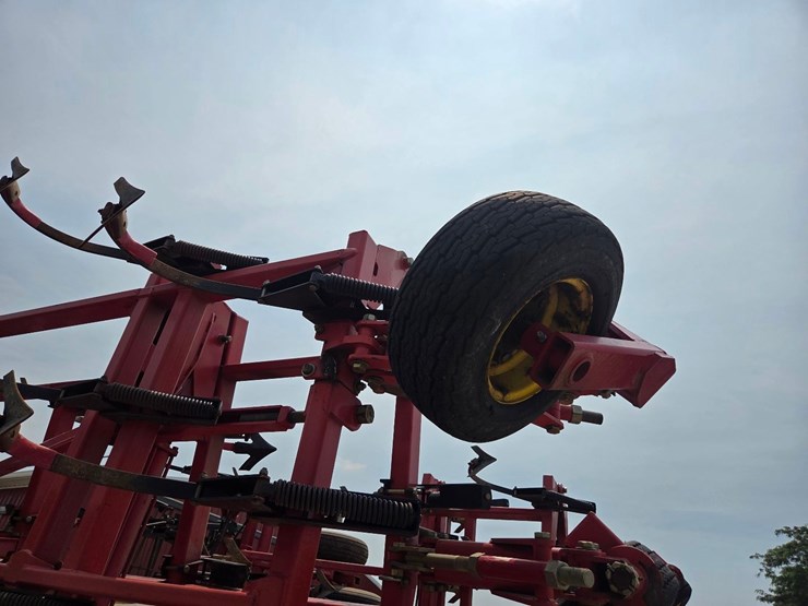 44'-sunflower-5055-44-field-cultivator-image-49