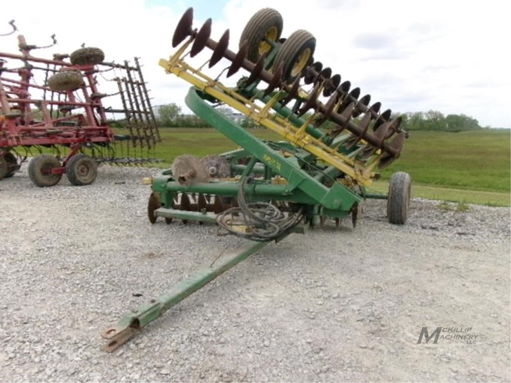 john-deere-220-image-1