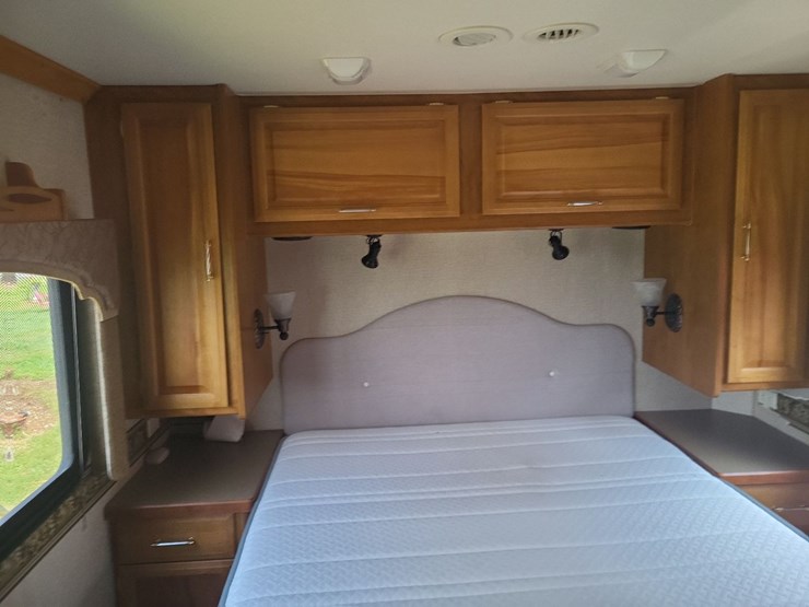2003-fleetwood-bounder-39z-class-a-motorhome-on-freightliner-chassis-image-51
