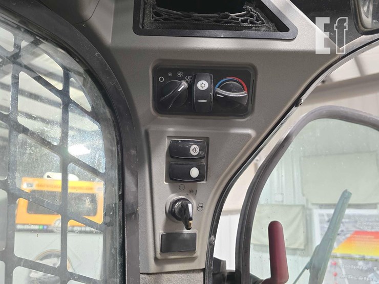 2015-caterpillar-259d-image-18