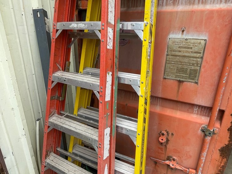 #1158-•-(3)-fiberglass-step-ladders-image-6