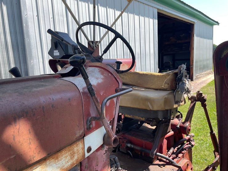 #1020-•-farmall-656-gas-tractor-(augusta,-wi)-image-11