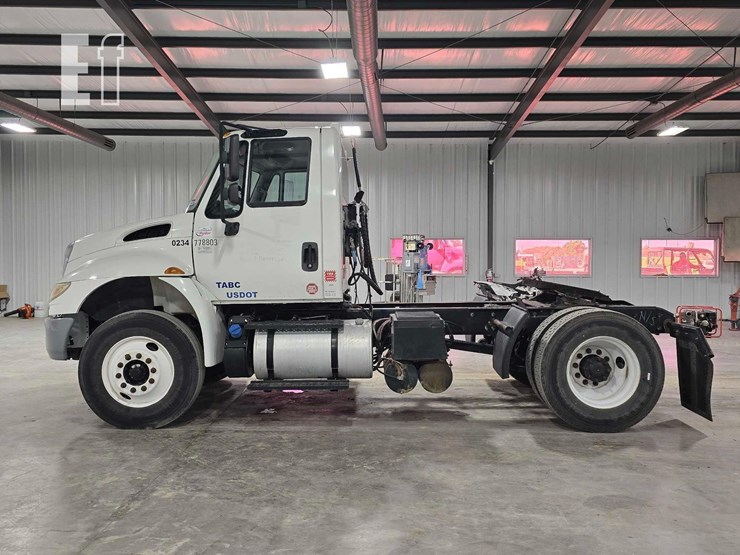 2017-international-durastar-4400-image-5