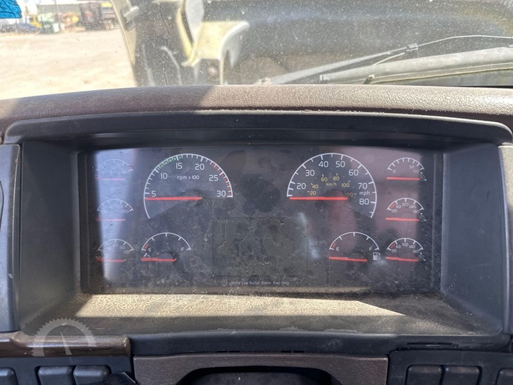 volvo-vnl64t300-image-15