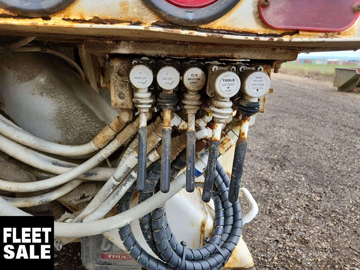 2011-freightliner-m2-106-image-29