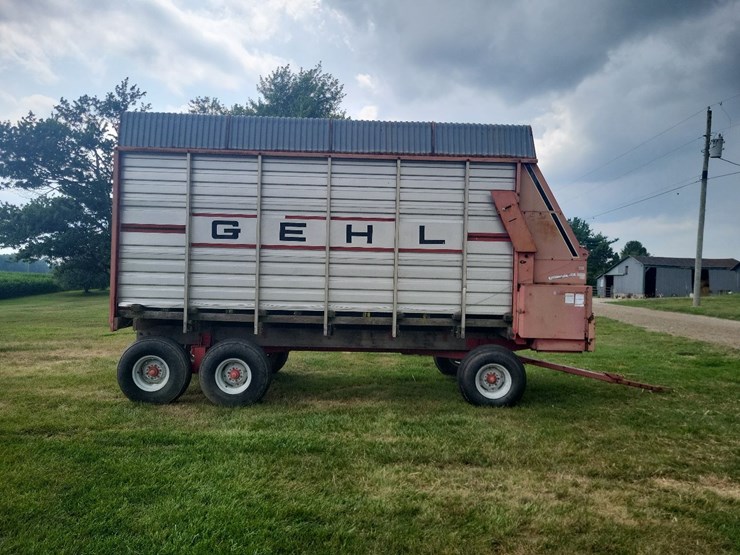 gehl-970-silage-wagon-w/gehl-tandem-axle-running-gear-image-2