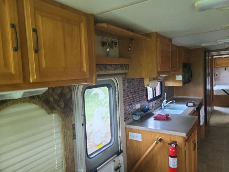 2003-fleetwood-bounder-39z-class-a-motorhome-on-freightliner-chassis-image-14