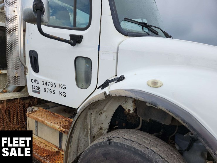 2011-freightliner-m2-106-image-37