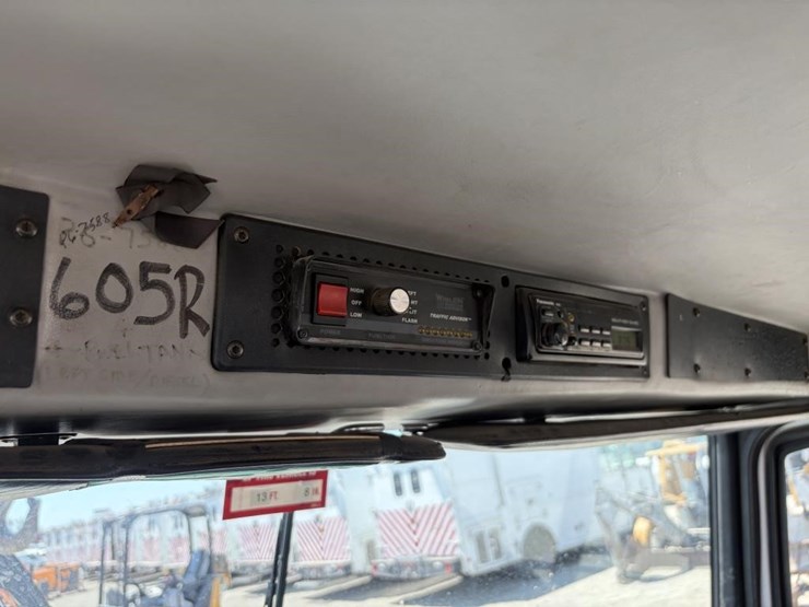 2000-freightliner-fl80-image-40