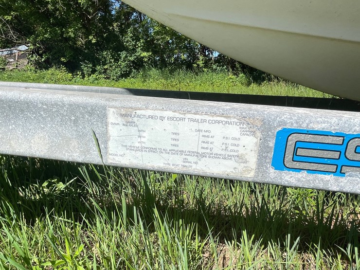 #3221-•-bayliner-capri-5.0l-boat-and-escort-trailer-(no-title)-image-32