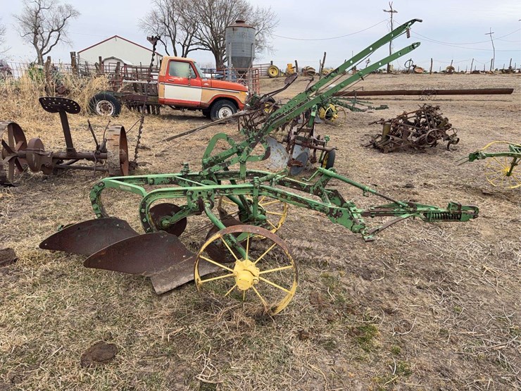john-deere-pull-type-two-bottom-plow-image-9