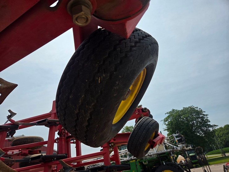 44'-sunflower-5055-44-field-cultivator-image-48