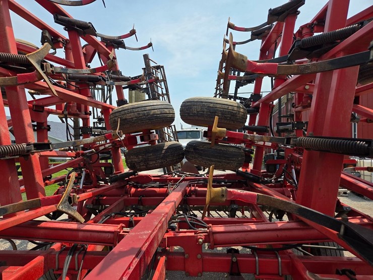44'-sunflower-5055-44-field-cultivator-image-16