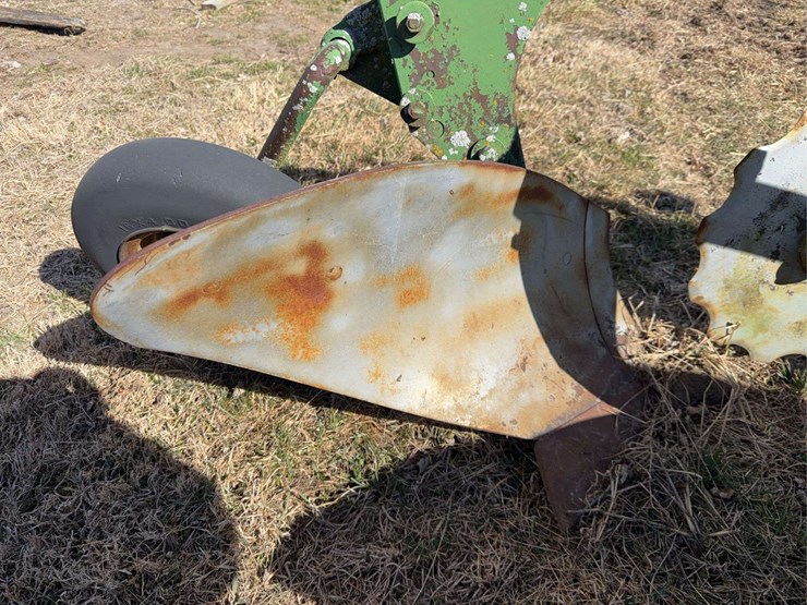 john-deere-three-point-three-bottom-plow-image-15