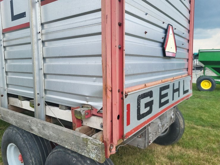 gehl-970-silage-wagon-w/gehl-tandem-axle-running-gear-image-29